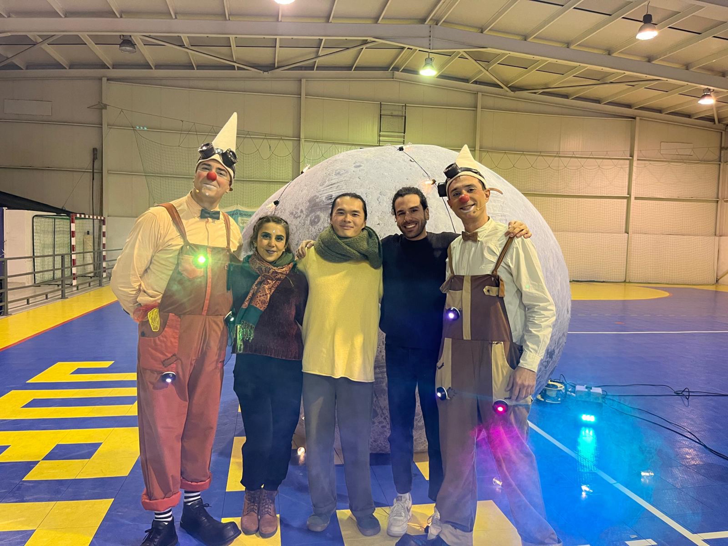 Circo Lunar with Homens na Lua
